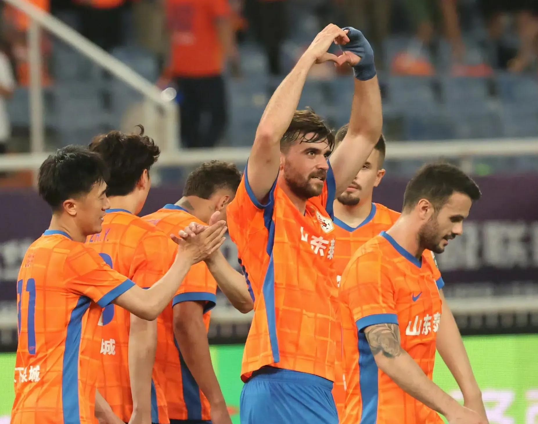 九游体育官网-山东泰山训练开放日，今晚队长鼓劲引欢呼，欧联在即，训练强度明显提升