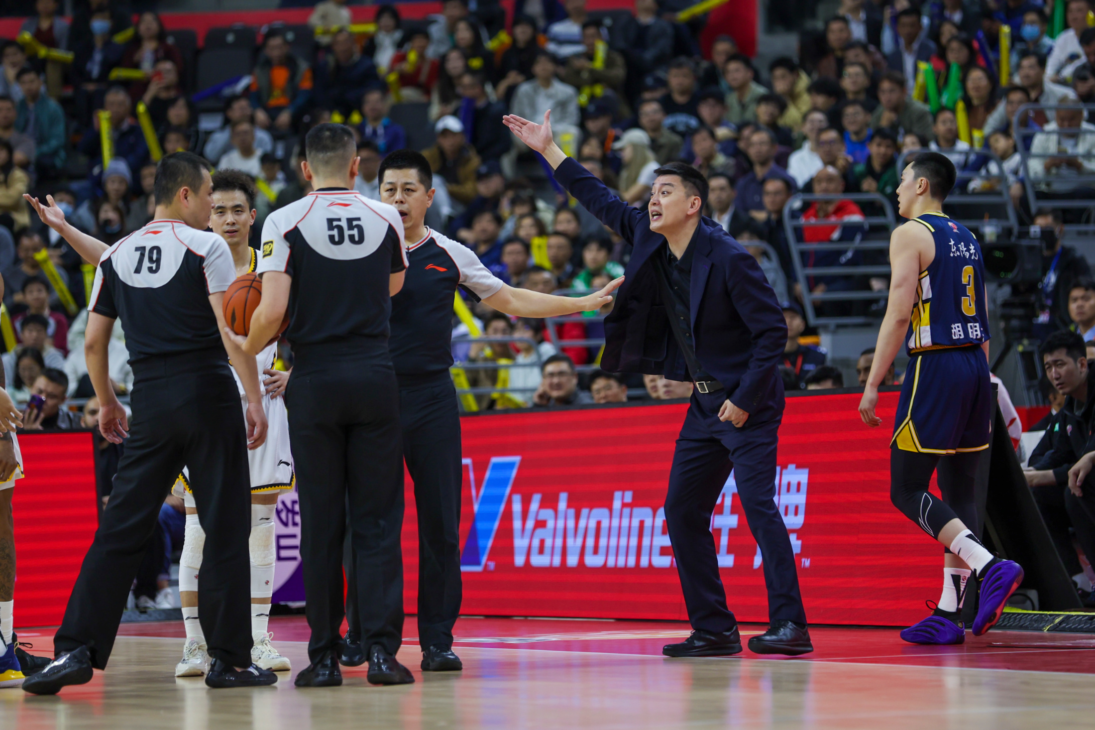 九游体育-关键时刻突围战来临；马赛围绕CBA季后赛刷新队史纪录；更衣室稳定；资深球员宣示担当的简单介绍